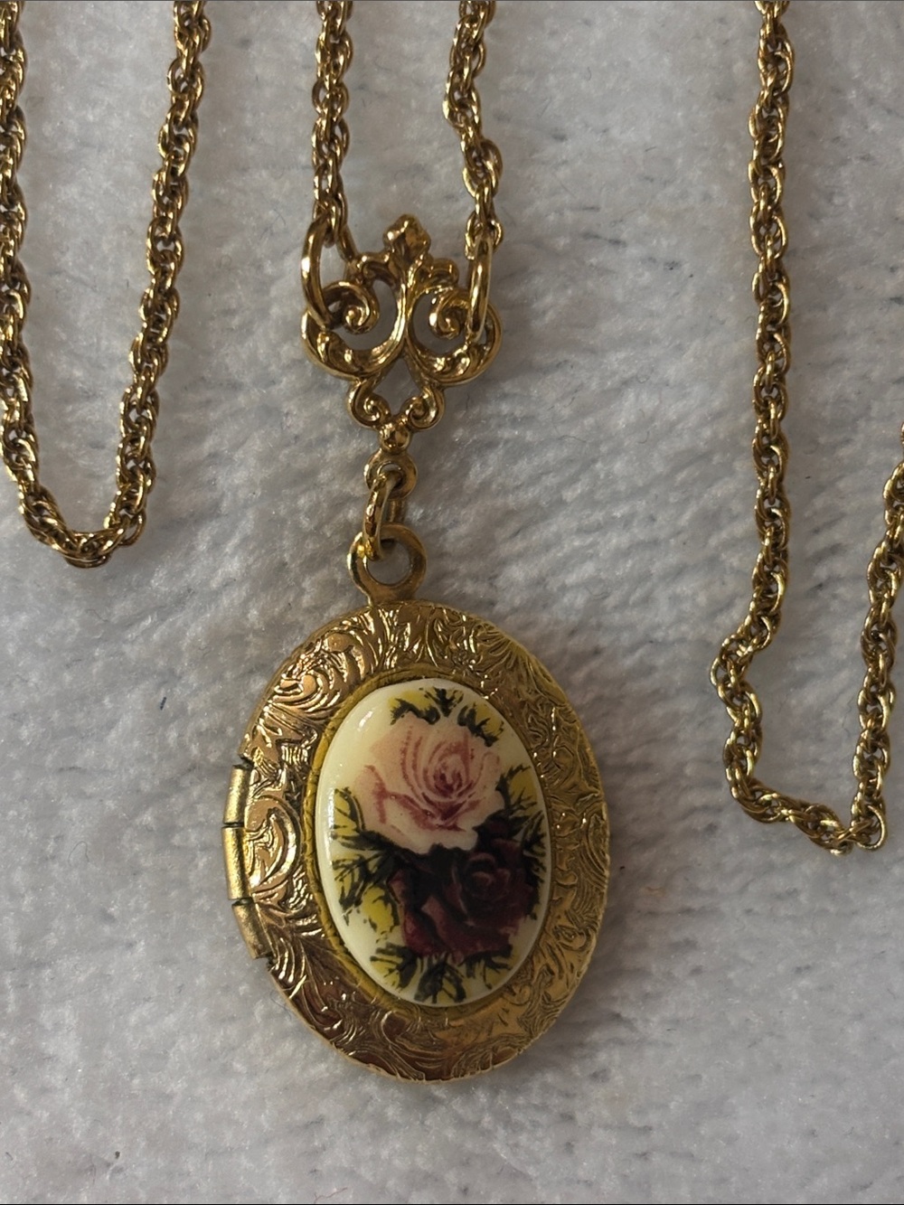 Vintage 1928 Gold-tone Floral Portrait Locket Necklace - Picture 3 of 5